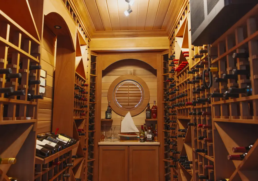 Wine cellar in western red cedar with mahogany racking