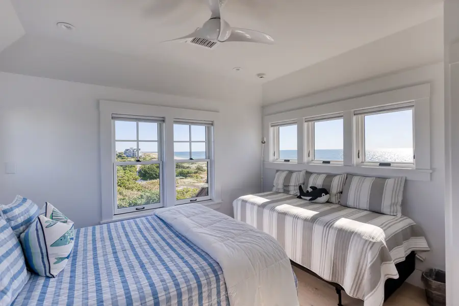 Guest bedroom with twin beds